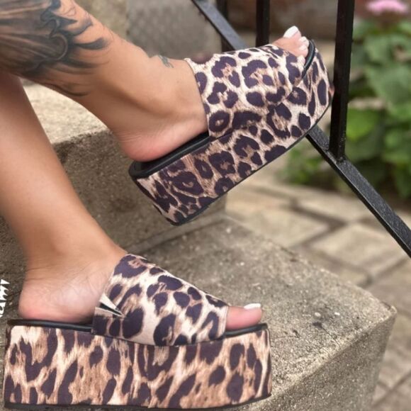 BRAND NEW LILIANA ANIMAL PRINT  STRETCH PLASFORM SLIDES WEDGE SANDAL - Picture 1 of 16